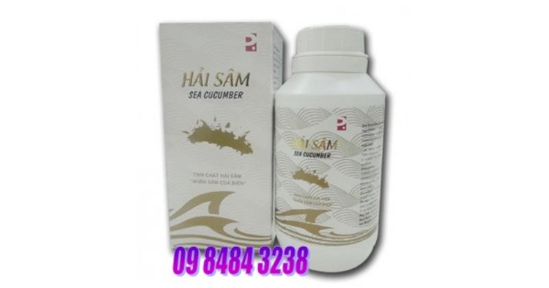 Hải sâm đang được luộc trong nồi nước sạch để làm nở hoàn toàn.